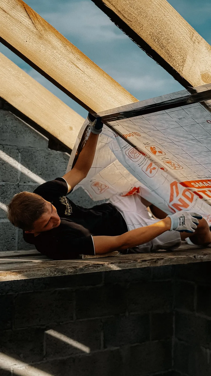 Installer fitting mineral wool insulation in a Cote d'Azur loft