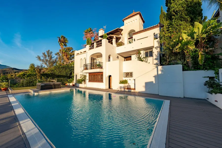 Mediterranean villa on the Côte d'Azur typical of properties affected by DPE rental ban rules